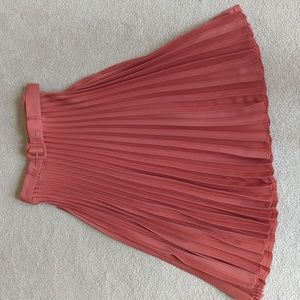 Pleated skirt in salmon color